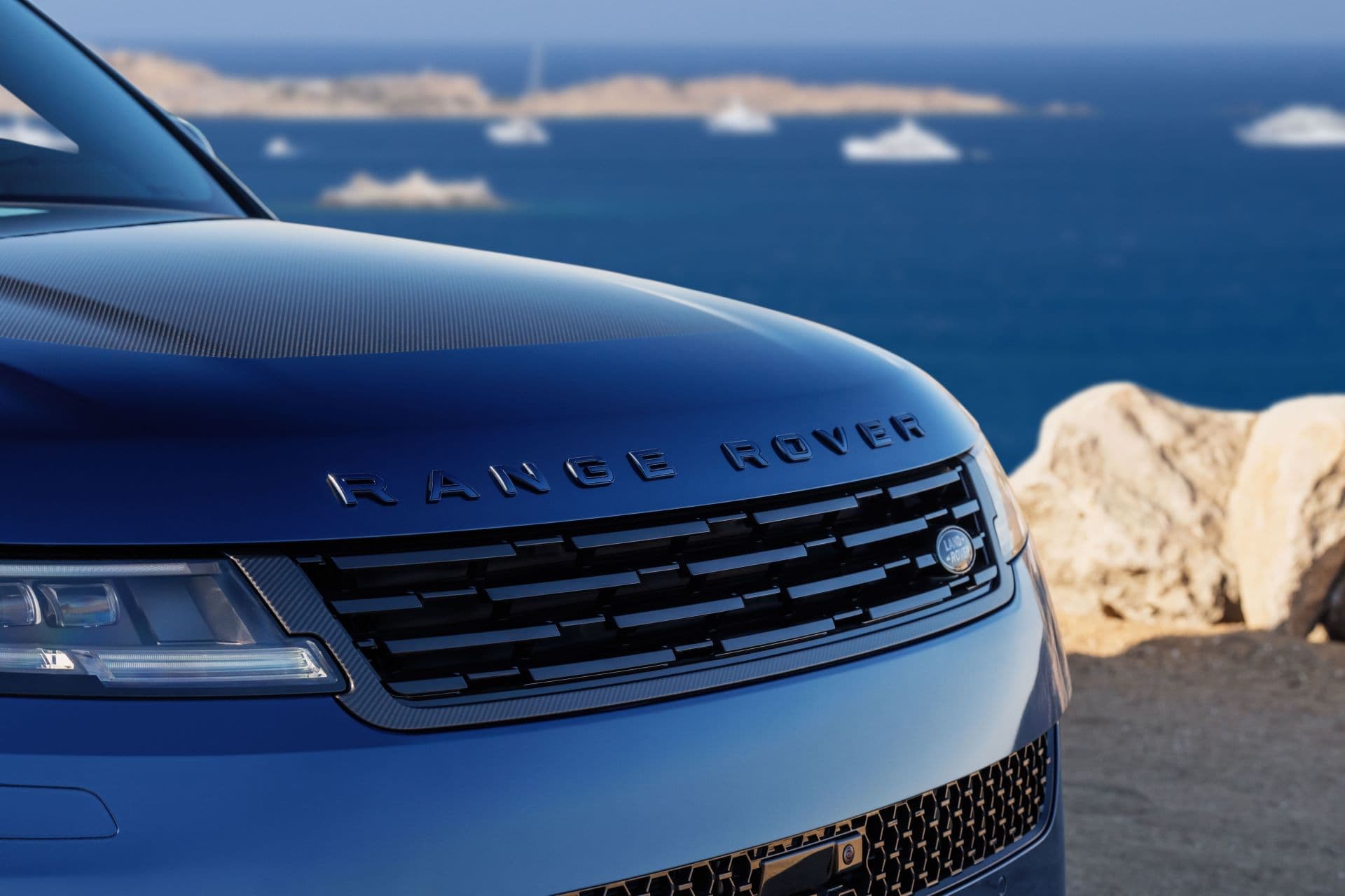 Range Rover's Revolutionary Mirror Paint Process Sets New Luxury Standard